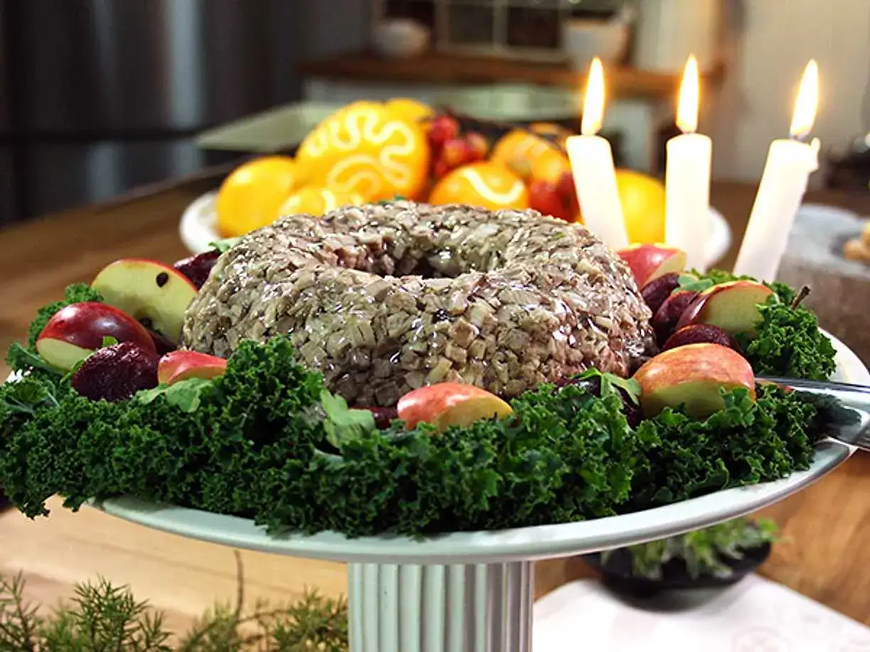 En vackert dekorerad kalvsylta, perfekt för ett festligt kalas. Detta kalvsylta recept är en klassiker.