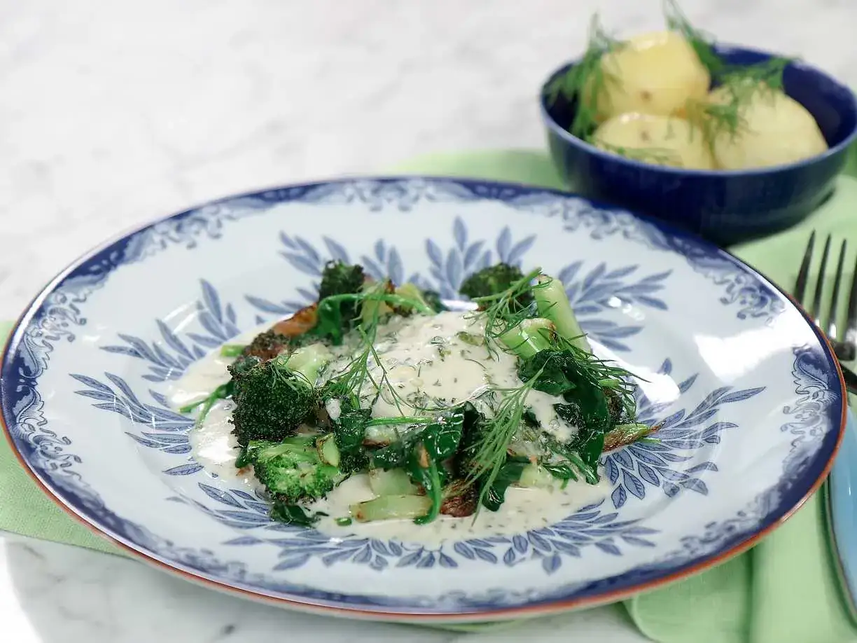 Kolja recept: Fisk med kr&auml;mig s&aring;s, broccoli och dill. Serveras med kokt potatis.