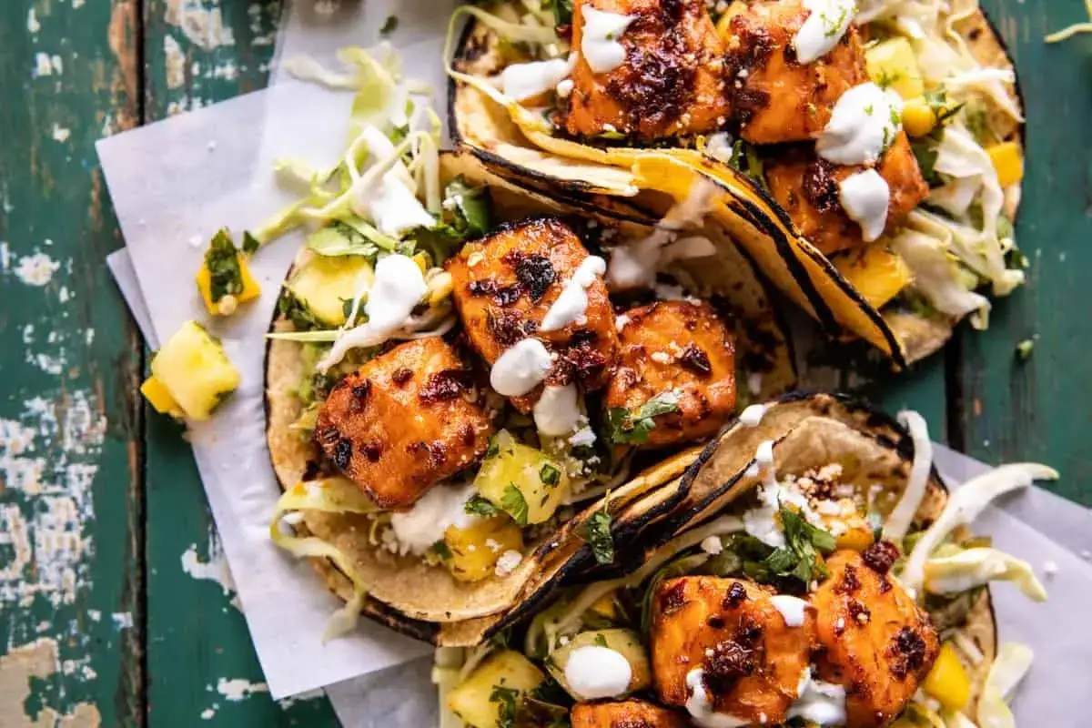 Lax tacos med krispig k&aring;l, ananas och en kr&auml;mig s&aring;s. Perfekt f&ouml;r en somrig middag.