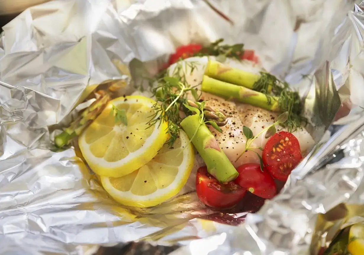 Torsk i foliepaket med citron, sparris och tomater. En h&auml;rlig sommarm&aring;ltid som tillagas enkelt.