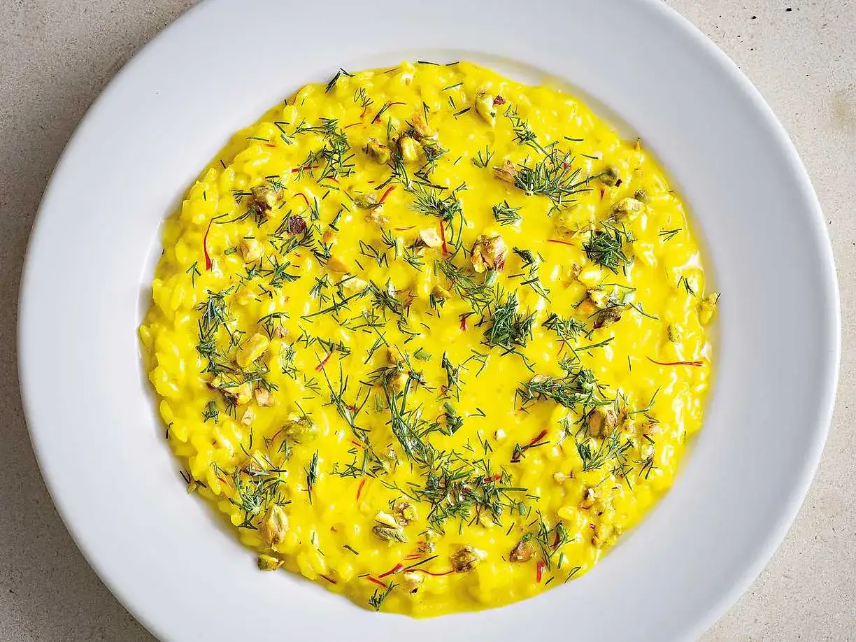 En kr&auml;mig saffransrisotto med lax, toppad med dill och n&ouml;tter. En festlig r&auml;tt som passar perfekt f&ouml;r speciella tillf&auml;llen.