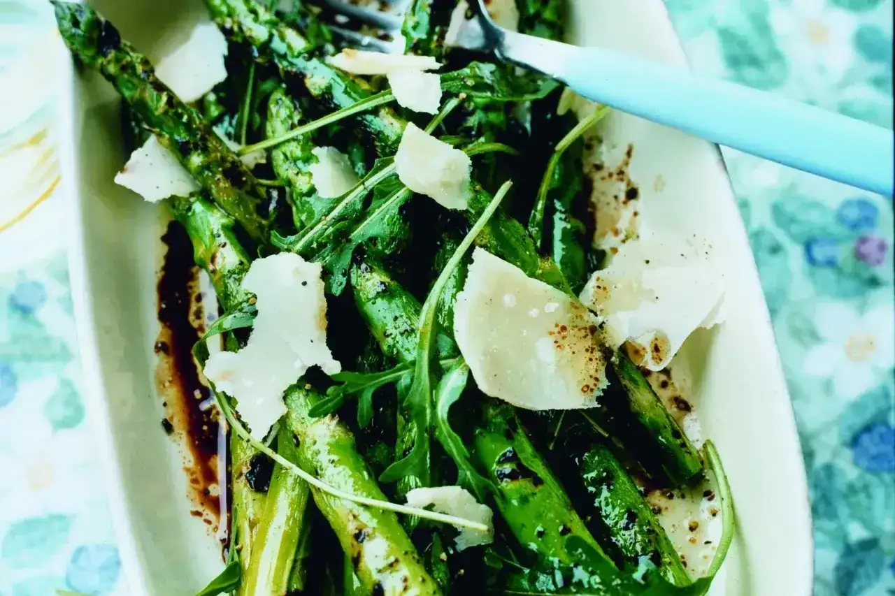 Gr&ouml;n sparris med ruccola och parmesan, ett enkelt och gott sparris recept.