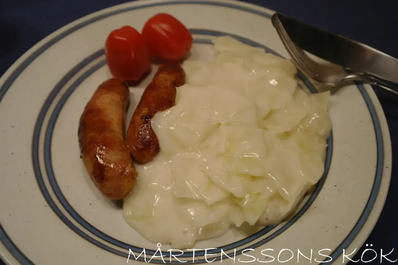 Stekt korv med stuvad vitk&aring;l och tomater. En klassisk svensk husmanskostr&auml;tt.