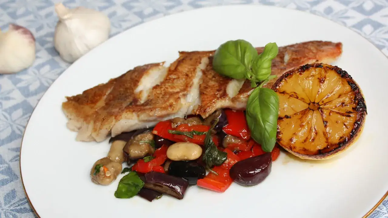 Stekt uer med ratatouille och grillad citron. Ett perfekt uer recept för en härlig middag.