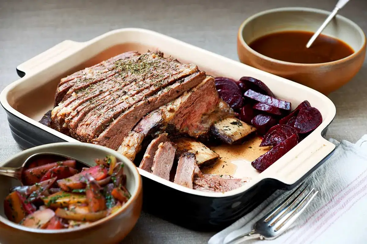 Saftig brisket svenska med rödbetor och en mustig sås. En klassisk svensk rätt som värmer själen.