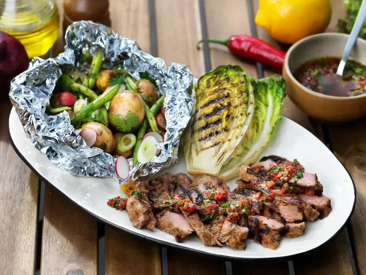Grillad fl&auml;skfil&eacute; med rotfrukter i foliepaket, grillad sallad och en smakrik salsa. Perfekt f&ouml;r att grilla gris!