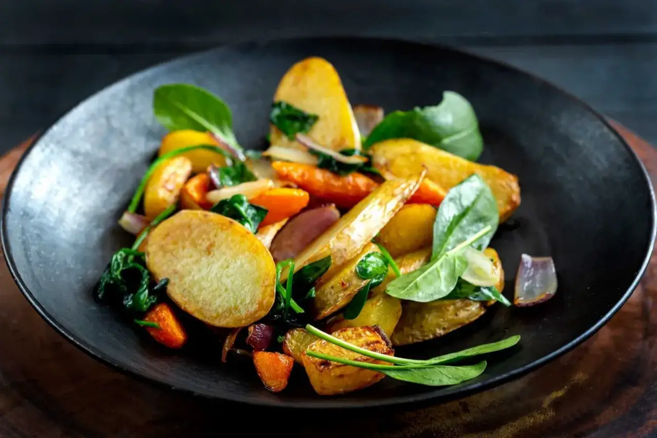 Ugnsrostade rotfrukter med spenat, en härlig rätt som passar perfekt till ett bogstek recept.