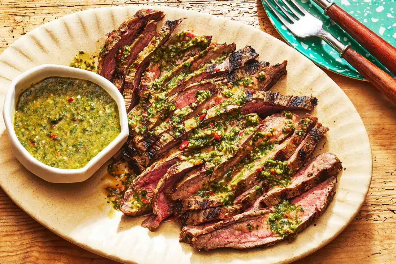 Skivat flapsteak med &ouml;rtig chimichurri, perfekt f&ouml;r ett smakrikt flapsteak recept. Serveras med en gr&ouml;n s&aring;s.