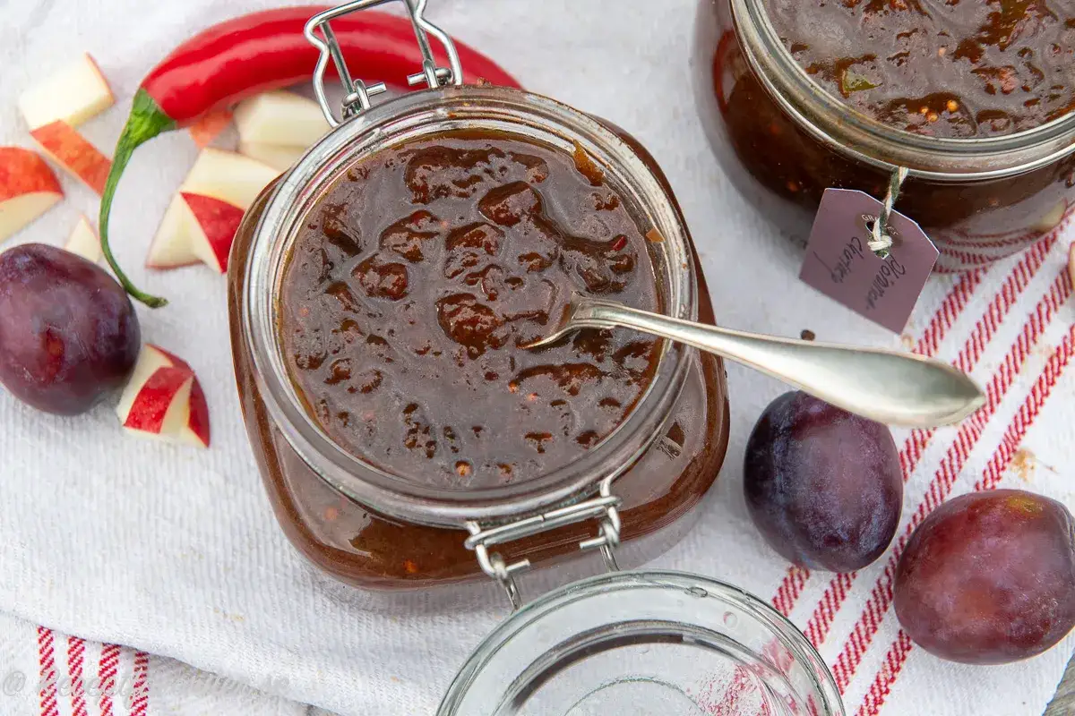 Plommonchutney i burk med plommon, äpple och chili. Ett perfekt chutney recept för hösten.