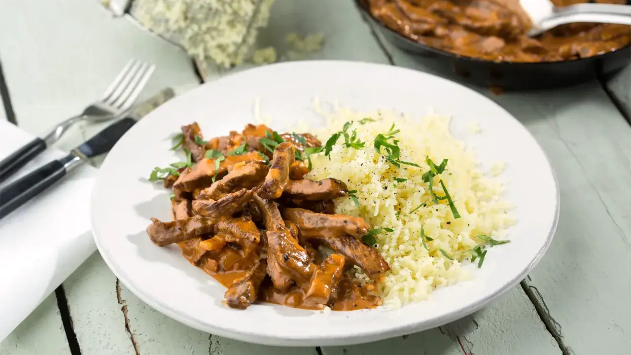 Enkel biff stroganoff med ris, garnerad med persilja. En klassisk och smakrik rätt som passar perfekt för en snabb middag.
