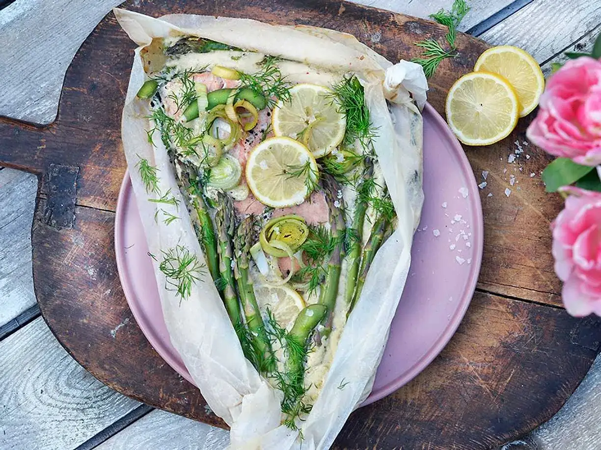Laxpaket p&aring; grillen med sparris, citron och dill. En h&auml;rlig sommarr&auml;tt som &auml;r enkel att laga.