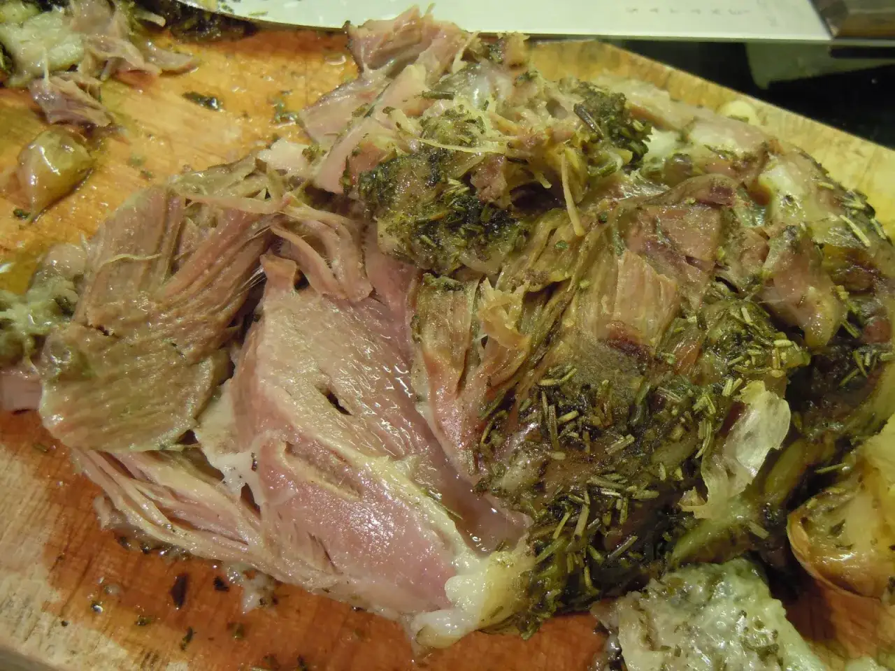 Saftig lammbog, perfekt för ett lammbog recept. Köttet är mört och faller isär, kryddat med örter.