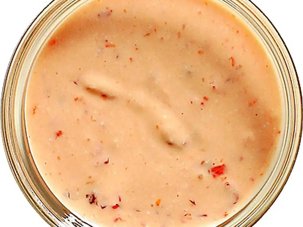 En krämig mango chutney sås med små bitar av röd chili. Perfekt till grillat eller som dipp.