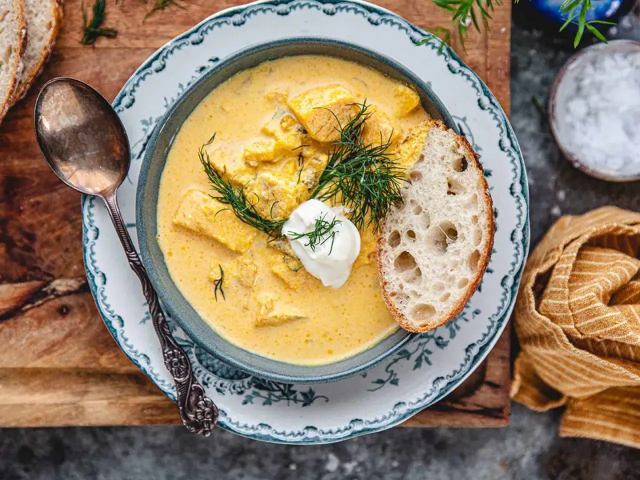 En kr&auml;mig fisksoppa med dill och en klick gr&auml;ddfil, perfekt f&ouml;r ett mysigt fisksoppa recept. Serveras med gott br&ouml;d.