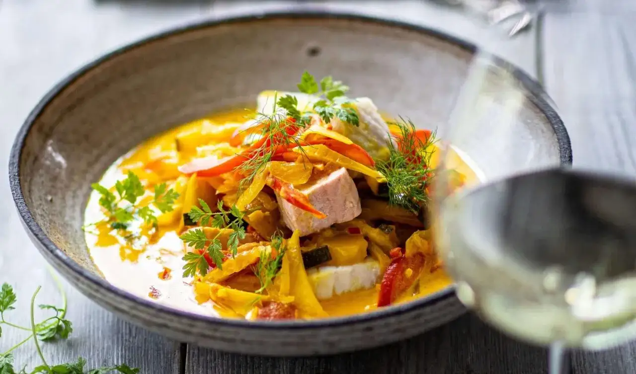 En v&auml;llagad fiskgryta med fiskbitar, paprika och &ouml;rter i en kr&auml;mig s&aring;s. Ett perfekt fiskgryta recept f&ouml;r en mysig middag.
