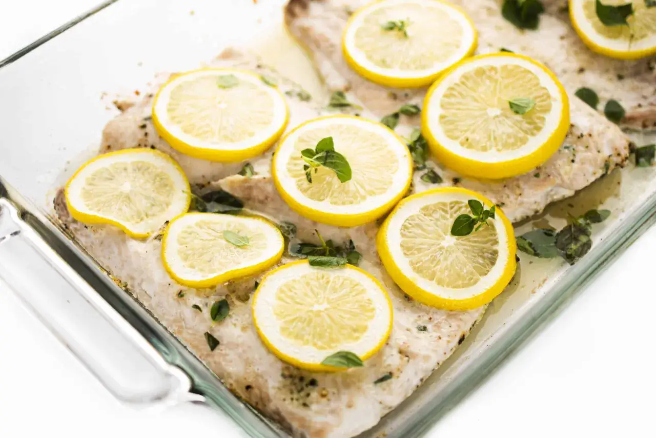 Ugnsbakad vit fisk med citron och &ouml;rter, ett enkelt och gott recept.