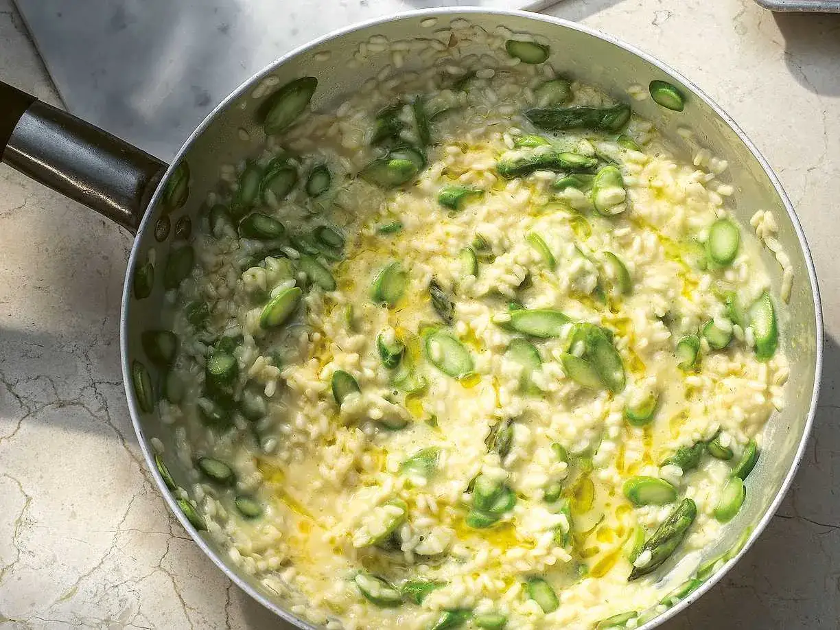 Kr&auml;mig risotto med sparris, perfekt f&ouml;r en l&auml;tt lunch eller middag.