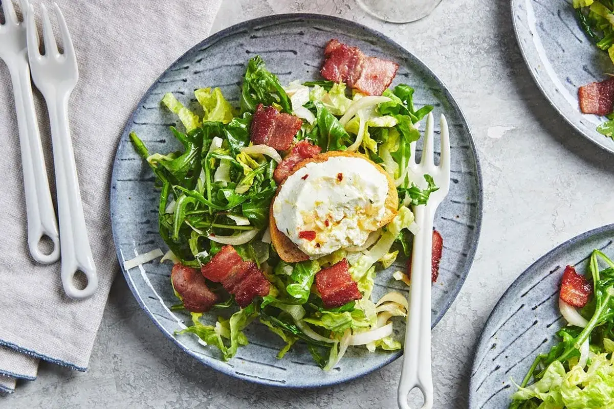 En h&auml;rlig sallad med krispig sallad, knaperstekt bacon och en gener&ouml;s klick chevreost p&aring; en rostad br&ouml;dskiva. Ett perfekt chevre recept!