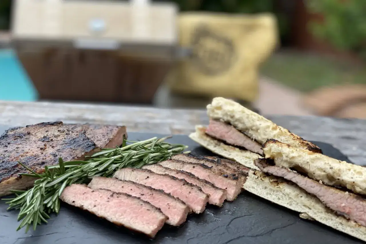 Skivat secreto iberico, perfekt grillat, med rosmarin och en sandwich. Ett fantastiskt secreto iberico recept!
