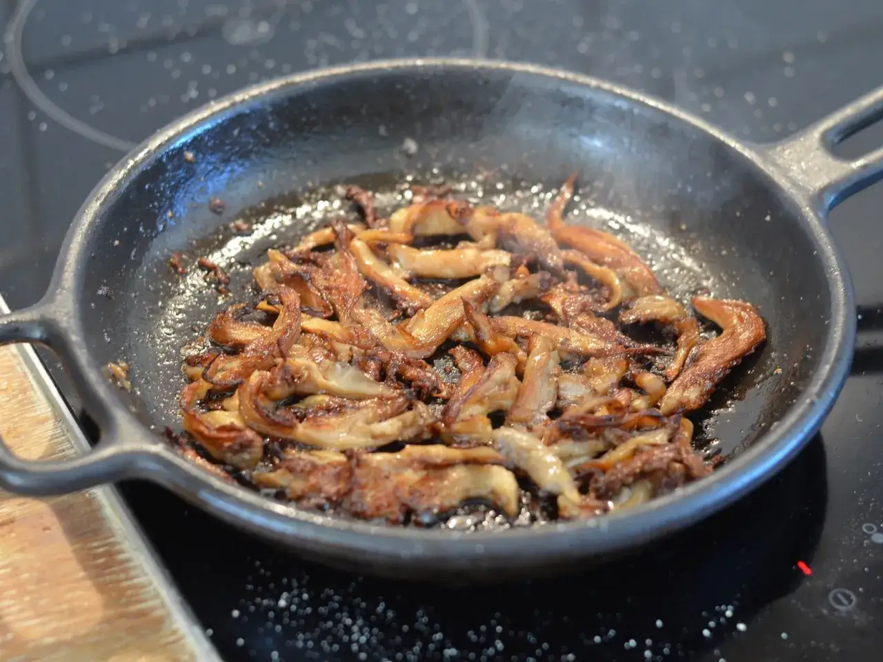 Stekta ostronskivlingar i en gjutj&auml;rnspanna, redo f&ouml;r ett gott ostronskivling recept.