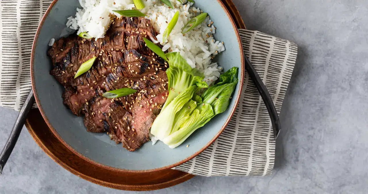 En sk&aring;l med ris, saftig asiatisk entrecote, bok choy och salladsl&ouml;k.