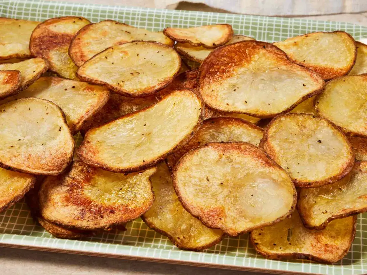 Krispiga, gyllene skivad potatis i ugn, perfekt kryddade och redo att avnjutas.