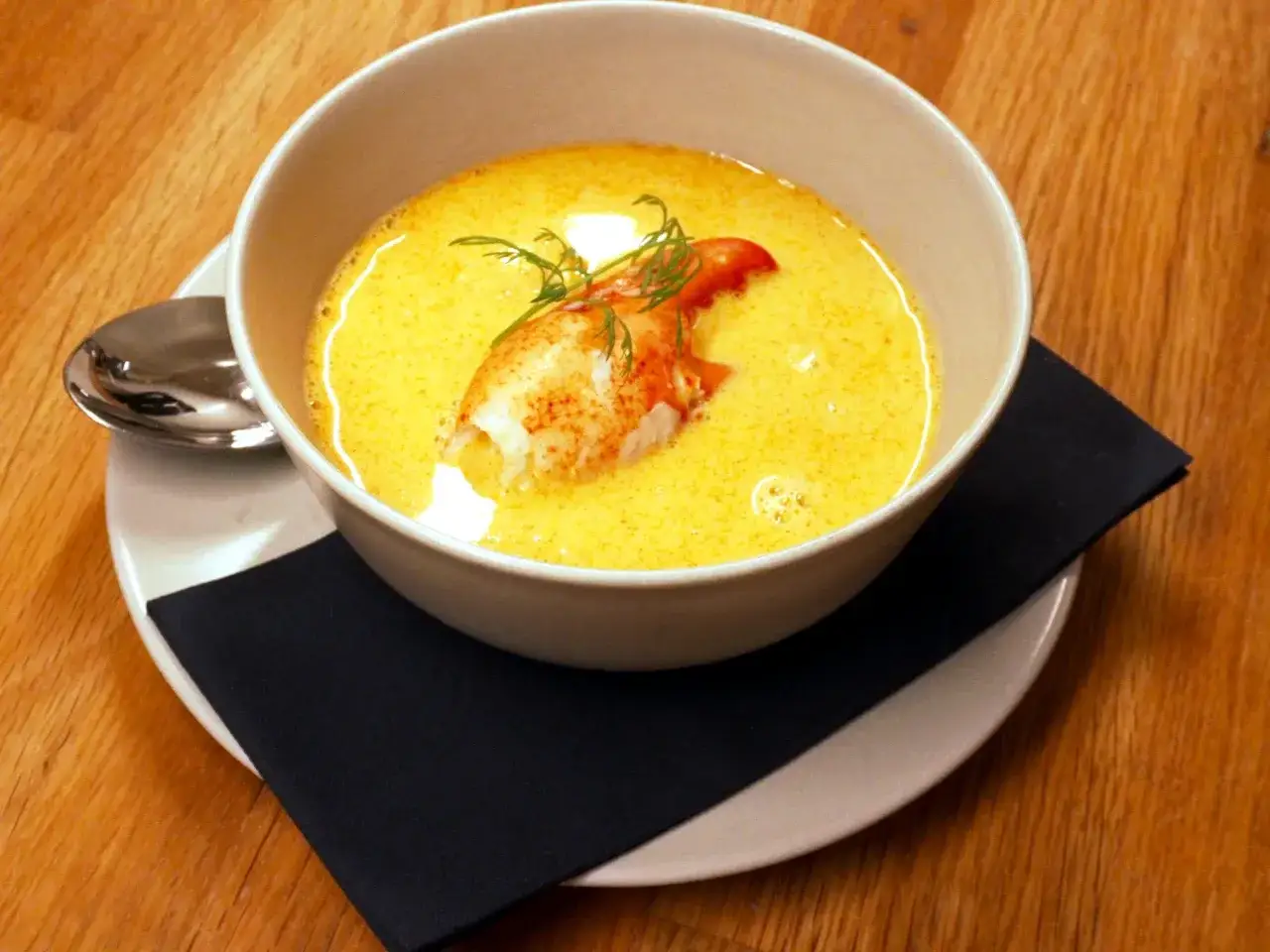 Krämig hummersoppa med en hel hummerstjärt, perfekt för ett lyxigt hummersoppa recept.